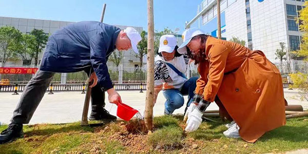 成人直播
2.5万名职工累计义务植树3万多棵