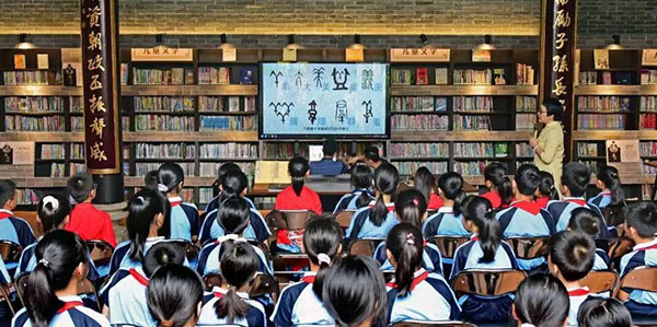 “2024广州读书月——书香羊城全民阅读大篷车”巡展活动走进成人直播
