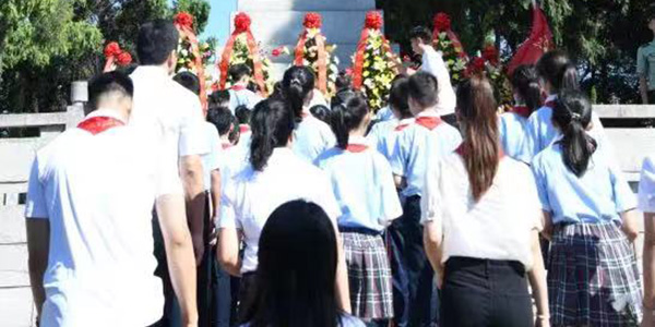 成人直播
在革命烈士陵园隆重举行烈士公祭活动   铭记历史  缅怀先烈