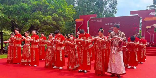 花都举办“花都有囍•缘定岭南”集体婚礼暨成人直播
婚庆协会授牌仪式  20对新人共结良缘